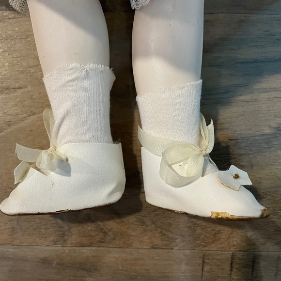 New (but vintage) Shirley Temple Porcelain Doll - Picture 5 of 10